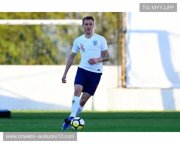 里昂全队观看非洲杯决赛，支持队长尼亚卡特