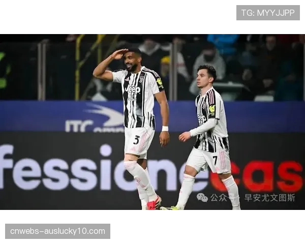 告别时刻：赛后，尤文图斯老将布雷默向主场球迷挥手致意