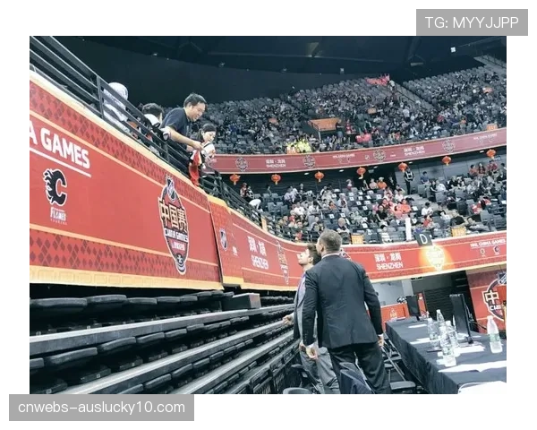 “都灵德比因球迷向场内投掷烟火一度中断，比赛恢复后场面激烈”