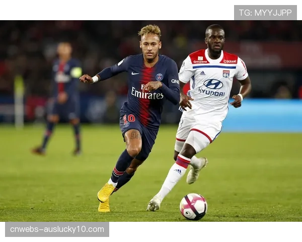 巴黎圣日耳曼对阵里昂，国家德比战况激烈